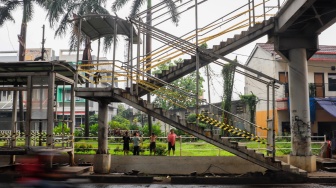 Kondisi Jembatan Penyeberangan Orang (JPO) Tipar Cakung yang rusak di Jakarta, Sabtu (26/4/2025). [Suara.com/Alfian Winanto]