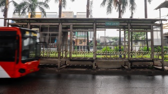 Kondisi Halte Transjakarta Tipar Cakung yang rusak di Jakarta, Sabtu (26/4/2025). [Suara.com/Alfian Winanto]