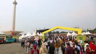 Warga mengunjungi acara Lebaran Betawi 2025 di kawasan Monumen Nasional (Monas), Jakarta, Sabtu (26/4/2025). [Suara.com/Alfian Winanto]