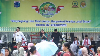 Warga mengunjungi acara Lebaran Betawi 2025 di kawasan Monumen Nasional (Monas), Jakarta, Sabtu (26/4/2025). [Suara.com/Alfian Winanto]
