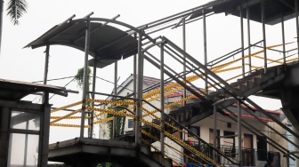 Kondisi Jembatan Penyeberangan Orang (JPO) Tipar Cakung yang rusak di Jakarta, Sabtu (26/4/2025). [Suara.com/Alfian Winanto]