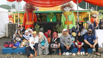 Warga mengunjungi acara Lebaran Betawi 2025 di kawasan Monumen Nasional (Monas), Jakarta, Sabtu (26/4/2025). [Suara.com/Alfian Winanto]