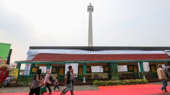 Warga mengunjungi acara Lebaran Betawi 2025 di kawasan Monumen Nasional (Monas), Jakarta, Sabtu (26/4/2025). [Suara.com/Alfian Winanto]