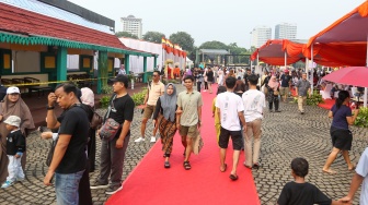Warga mengunjungi acara Lebaran Betawi 2025 di kawasan Monumen Nasional (Monas), Jakarta, Sabtu (26/4/2025). [Suara.com/Alfian Winanto]