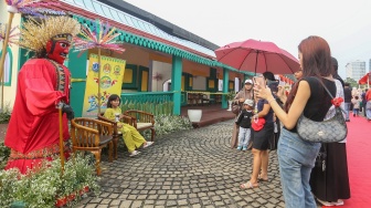 Warga mengunjungi acara Lebaran Betawi 2025 di kawasan Monumen Nasional (Monas), Jakarta, Sabtu (26/4/2025). [Suara.com/Alfian Winanto]
