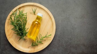 Bye-Bye Kebotakan, 8 Rekomendasi Rosemary Oil untuk Tumbuhkan Rambut