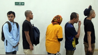 Sejumlah warga negara Indonesia (WNI) yang dideportasi dari Malaysia antre menjalani pemeriksaan di Terminal Pelabuhan Pelindo Dumai, Riau, Senin (28/4/2025). [ANTARA FOTO/Aswaddy Hamid/tom]