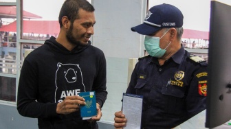 Petugas bea cukai (kanan) memeriksa dokumen seorang warga negara Indonesia (WNI) yang dideportasi dari Malaysia di Terminal Pelabuhan Pelindo Dumai, Riau, Senin (28/4/2025). [ANTARA FOTO/Aswaddy Hamid/tom]