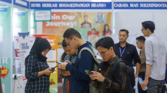 Pencari kerja memadati area gelaran Jakarta Job Fair 2025 di GOR Pancoran, Jakarta, Selasa (29/4/2025). [Suara.com/Alfian Winanto]
