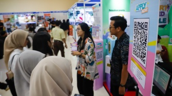 Pencari kerja memadati area gelaran Jakarta Job Fair 2025 di GOR Pancoran, Jakarta, Selasa (29/4/2025). [Suara.com/Alfian Winanto]
