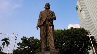 Patung Pahlawan Nasional MH Thamrin di Jalan Merdeka Selatan, Jakarta, Selasa (29/4/2025). [Suara.com/Alfian Winanto]