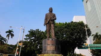 Patung Pahlawan Nasional MH Thamrin di Jalan Merdeka Selatan, Jakarta, Selasa (29/4/2025). [Suara.com/Alfian Winanto]