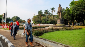Patung Pahlawan Nasional MH Thamrin di Jalan Merdeka Selatan, Jakarta, Selasa (29/4/2025). [Suara.com/Alfian Winanto]