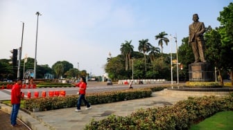 Patung Pahlawan Nasional MH Thamrin di Jalan Merdeka Selatan, Jakarta, Selasa (29/4/2025). [Suara.com/Alfian Winanto]