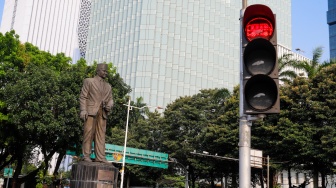Patung Pahlawan Nasional MH Thamrin di Jalan Merdeka Selatan, Jakarta, Selasa (29/4/2025). [Suara.com/Alfian Winanto]
