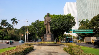 Patung Pahlawan Nasional MH Thamrin di Jalan Merdeka Selatan, Jakarta, Selasa (29/4/2025). [Suara.com/Alfian Winanto]