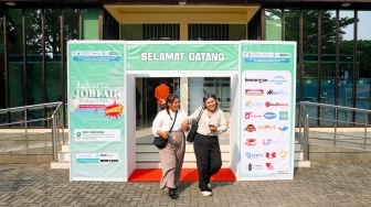 Pencari kerja memadati area gelaran Jakarta Job Fair 2025 di GOR Pancoran, Jakarta, Selasa (29/4/2025). [Suara.com/Alfian Winanto]
