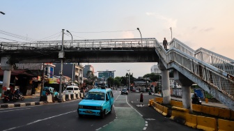 Kondisi Jembatan Penyeberangan Orang (JPO) Cawang Kompor yang rusak di Jakarta, Rabu (30/4/2025). [Suara.com/Alfian Winanto]