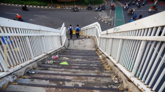Kondisi Jembatan Penyeberangan Orang (JPO) Cawang Kompor yang rusak di Jakarta, Rabu (30/4/2025). [Suara.com/Alfian Winanto]