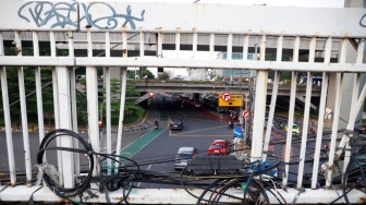 Kondisi Jembatan Penyeberangan Orang (JPO) Cawang Kompor yang rusak di Jakarta, Rabu (30/4/2025). [Suara.com/Alfian Winanto]