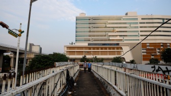 Kondisi Jembatan Penyeberangan Orang (JPO) Cawang Kompor yang rusak di Jakarta, Rabu (30/4/2025). [Suara.com/Alfian Winanto]