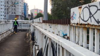 Kondisi Jembatan Penyeberangan Orang (JPO) Cawang Kompor yang rusak di Jakarta, Rabu (30/4/2025). [Suara.com/Alfian Winanto]