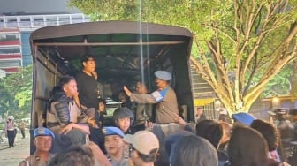 Ricuh May Day Semarang: Polisi Serang Massa, Mahasiswa Sandera Intel, Jurnalis Dipukul