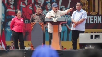 May Day di Monas: Prabowo Lepas Kemeja, Puan Ajak Selfie, Buruh Heboh?