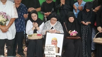 Temani Sang Ibu, Mona Ratuliu Tahan Tangis di Pemakaman Ayahnya