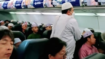 Viral Habib Pimpin Seisi Pesawat Lantunkan Surah Al-Quraisy: Aksi Religius Picu Reaksi Keras Netizen