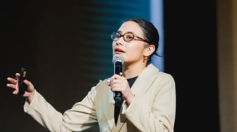 7 Gaya Prilly Latuconsina Ngajar di Kampus Usai Jadi Dosen Tetap, Tampil Profesional