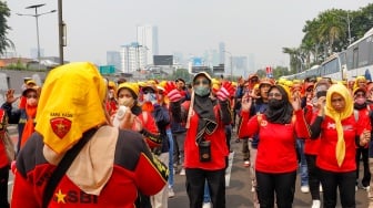Massa Buruh dari berbagai elemen melakukan aksi unjuk rasa untuk memperingati Hari Buruh Internasional atau May Day di depan Gedung DPR RI, Jakarta, Kamis (1/5/2025). [Suara.com/Alfian Winanto]
