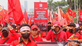 Massa Buruh dari berbagai elemen melakukan aksi unjuk rasa untuk memperingati Hari Buruh Internasional atau May Day di depan Gedung DPR RI, Jakarta, Kamis (1/5/2025). [Suara.com/Alfian Winanto]