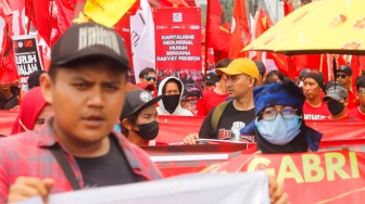 Massa Buruh dari berbagai elemen melakukan aksi unjuk rasa untuk memperingati Hari Buruh Internasional atau May Day di depan Gedung DPR RI, Jakarta, Kamis (1/5/2025). [Suara.com/Alfian Winanto]