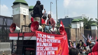 Massa Aksi Peringatan Hari Buruh 1 Mei Mulai Berdatangan di Depan Gedung DPR RI
