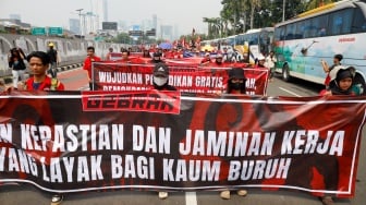 Massa Buruh dari berbagai elemen melakukan aksi unjuk rasa untuk memperingati Hari Buruh Internasional atau May Day di depan Gedung DPR RI, Jakarta, Kamis (1/5/2025). [Suara.com/Alfian Winanto]