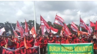 Ribuan Buruh Geruduk DPRD Sumsel di Hari Buruh, Desak Revisi Upah Sektoral