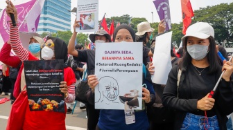 Massa Buruh dari berbagai elemen melakukan aksi unjuk rasa untuk memperingati Hari Buruh Internasional atau May Day di depan Gedung DPR RI, Jakarta, Kamis (1/5/2025). [Suara.com/Alfian Winanto]