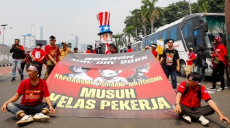Massa Buruh dari berbagai elemen melakukan aksi unjuk rasa untuk memperingati Hari Buruh Internasional atau May Day di depan Gedung DPR RI, Jakarta, Kamis (1/5/2025). [Suara.com/Alfian Winanto]
