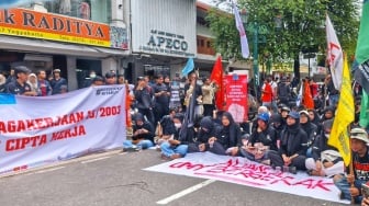 Nasib Pekerja Tak Jelas hingga Penggusuran Sepihak, Ribuan Buruh Jogja Turun ke Jalan
