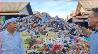 Syok Lihat Sampah Tak Terurus di Pasar Caringin, Dedi Mulyadi : Ini Pasar Atau Sawah?