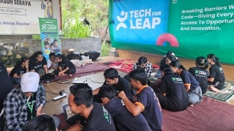 J Trust Bank Ajak Yatim Piatu Hingga Dhuafa di Karangasem Belajar Coding