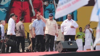 Momen Prabowo Buka Baju saat Peringatan Hari Buruh di Monas