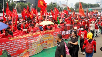 Massa Buruh dari berbagai elemen melakukan aksi unjuk rasa untuk memperingati Hari Buruh Internasional atau May Day di depan Gedung DPR RI, Jakarta, Kamis (1/5/2025). [Suara.com/Alfian Winanto]