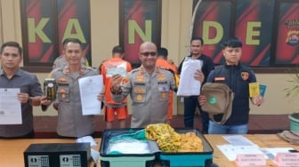 Tertipu Umroh 'Gratis' Iming-Iming Rp1 Miliar, Puluhan Warga Gigit Jari