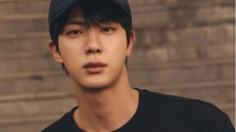 4 Daily OOTD ala Jin BTS yang Bisa Kamu Tiru untuk Tampil Chic Tanpa Ribet!
