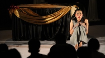 Monolog Paramita: Kisah Ontosoroh Modern dari Panggung Teater untuk Indonesia Masa Kini
