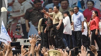 Momen Prabowo Lepas Kemeja saat Perayaan May Day di Monas, Lalu Dilempar ke Arah Massa Buruh