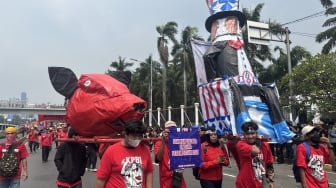 Bawa Kepala Babi dan Ogoh-ogoh Muka Donald Trump, Massa May Day di DPR: Simbol Kapitalisme
