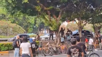 Aksi Demonstrasi Hari Buruh di DPR Disusupi Anarko, Massa Anarkis Lempari Kendaraan